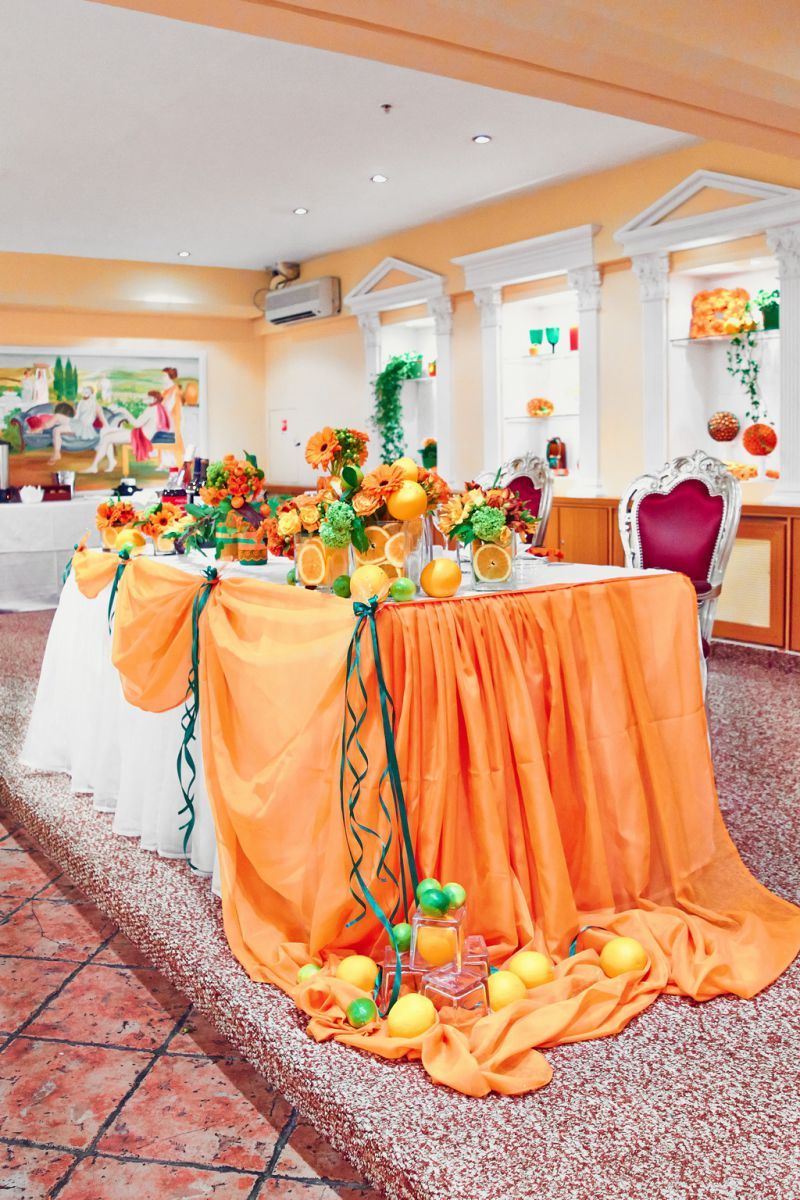 Decoració de la taula del casament amb fruites.