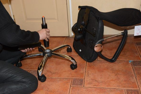 Installing a gas lift in the crosspiece of a computer chair