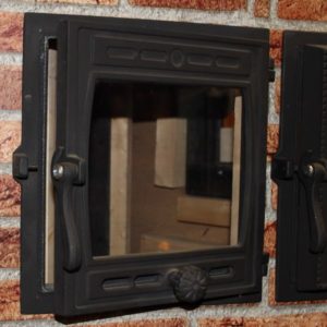 Installing the combustion door of a brick oven