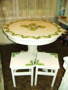 round table decor