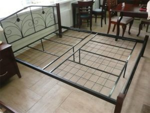 Cama de bricolaje hecha de tubo perfilado