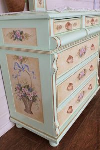 DIY restoration of an old chest of drawers