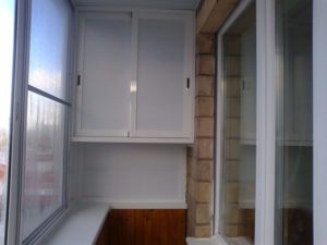 Kleiderschrank auf dem Balkon