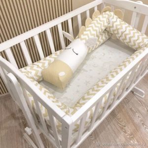 Mga tip sa pananahi ng bolster para sa baby crib