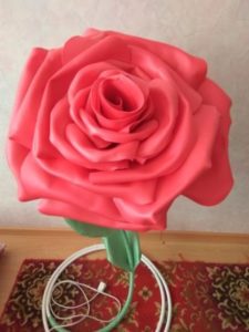 създаване на подовата лампа Rose