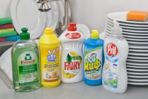 Za čiščenje uporabite detergent za pomivanje posode