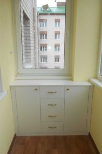 Schrank auf dem Balkon