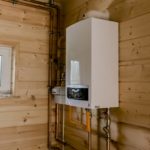 instalarea unui cazan pe gaz montat pe perete într-o casă privată