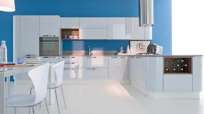 Design della cucina con mobili bianchi