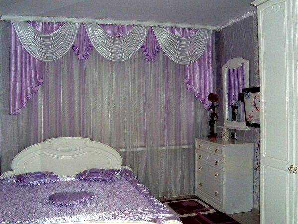 Chambre blanche et violette.