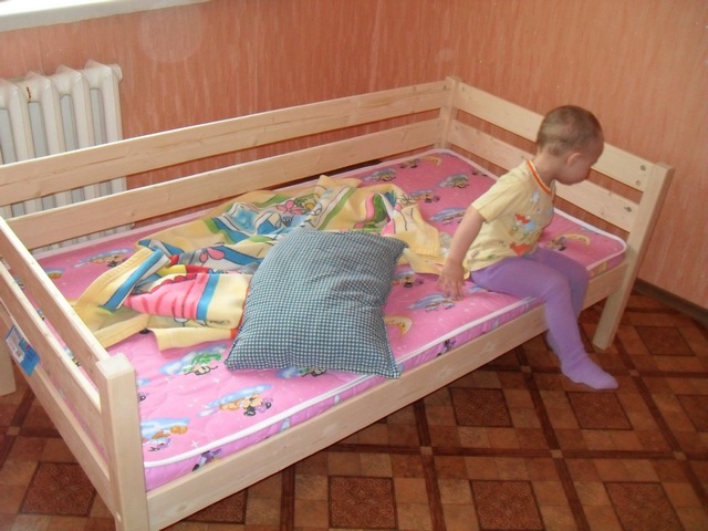 Vaoiant crib for older children.