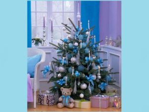 ¿Para qué tipo de interior sería adecuado un árbol de Navidad en azul y plata?