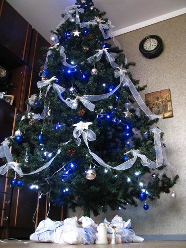 Albero di Natale nei toni del blu e dell'argento