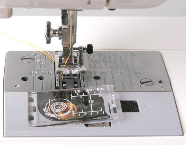 Horizontal shuttle in a sewing machine