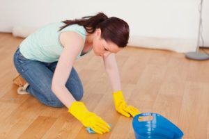 Method for removing stains on parquet