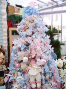 Cómo decorar un pequeño árbol de Navidad blanco