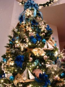 Cómo elegir un árbol de Navidad en tonos azules y plateados