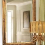 Comment fixer un miroir dans un cadre