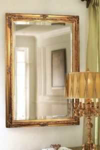 Comment fixer un miroir dans un cadre