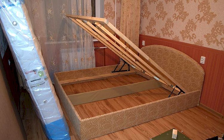 Cama de bricolaje con mecanismo de elevación.