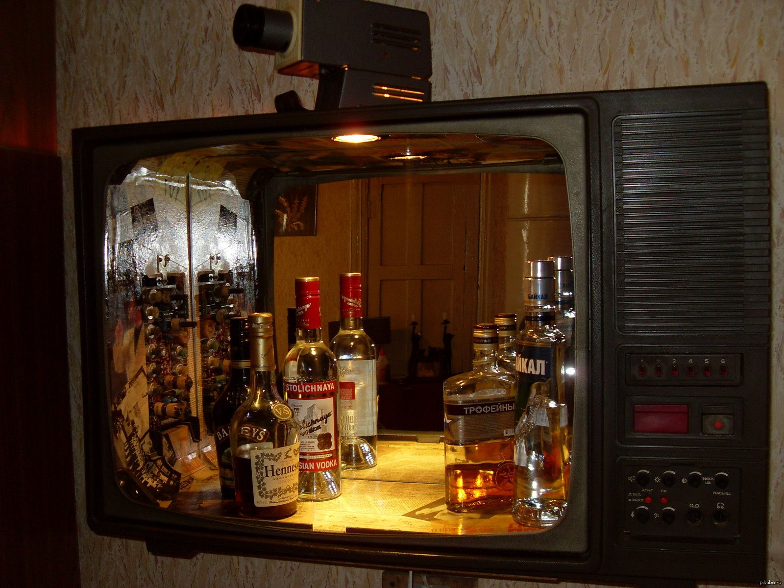 DIY-minibar van een oude tv