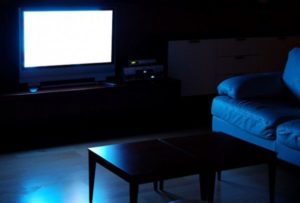 Est-il possible de regarder la télévision dans le noir ?