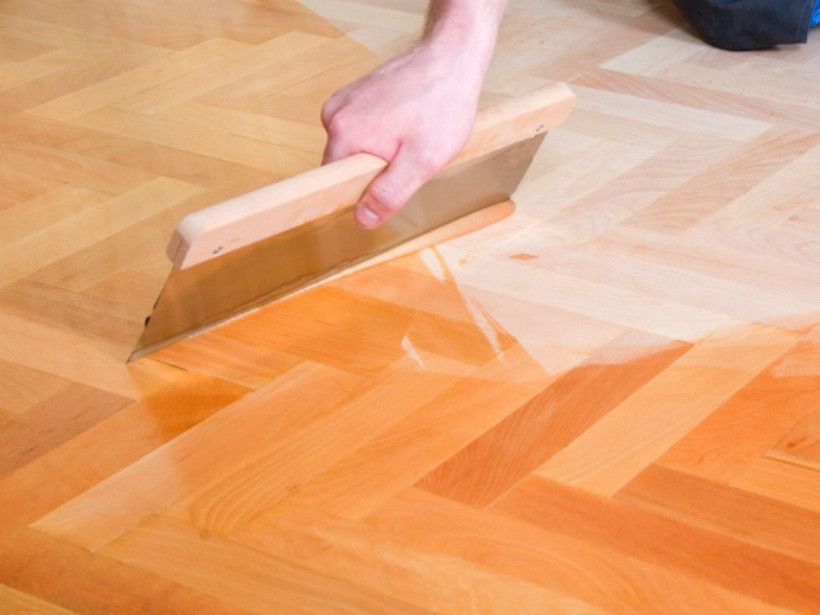 Appliquer de l'huile sur le parquet.