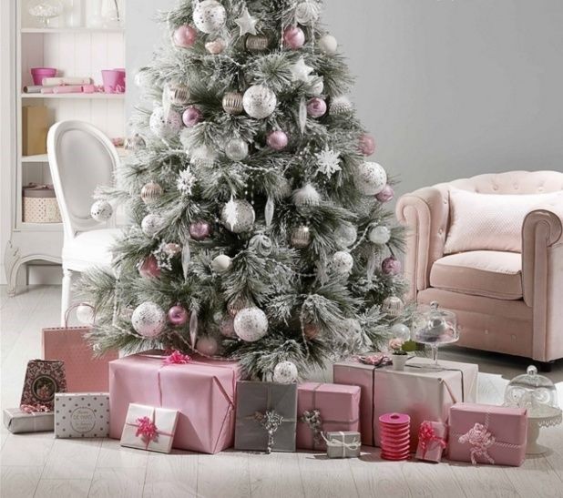 Albero di Capodanno con decorazioni e interni bianchi e rosa.