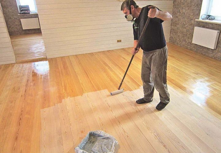 Enceramento de piso laminado.