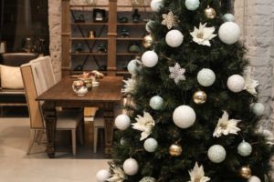 Caratteristiche di decorare un albero di Natale bianco nel 2018