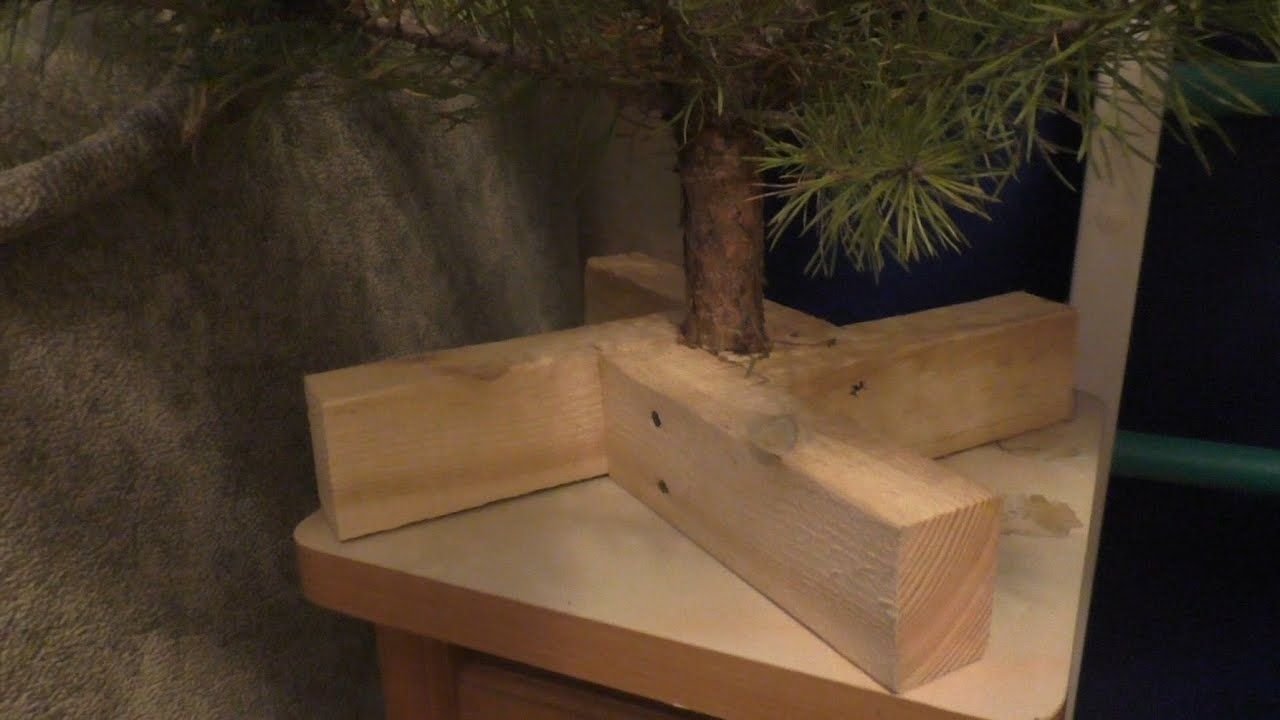 DIY Weihnachtsbaumständer aus Holz.