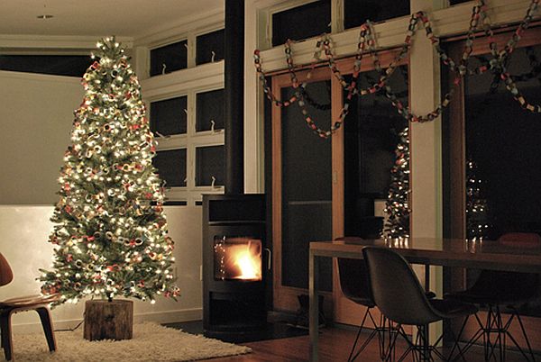 Soporte para árbol de Navidad hecho con un tocón.