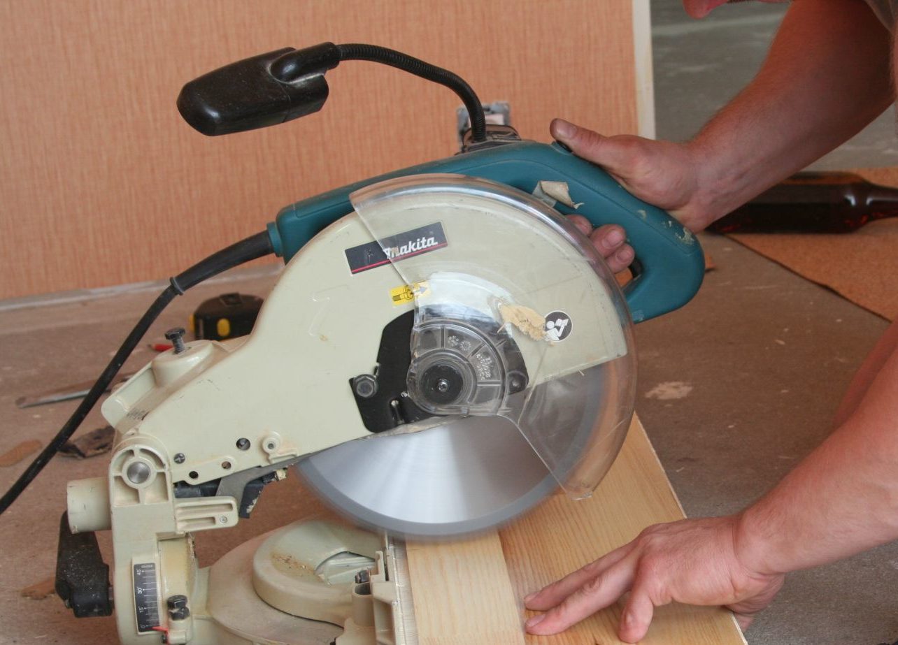 Pagputol ng laminate gamit ang isang circular saw.