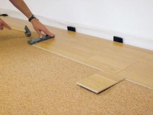 How long should laminate flooring lie before installation?