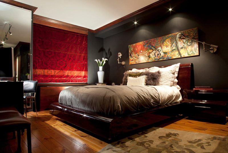 Chambre noire et bordeaux.