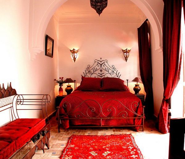 Chambre rouge de style marocain.