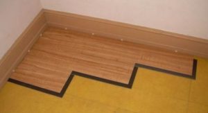 Instalación de piso laminado vinílico.