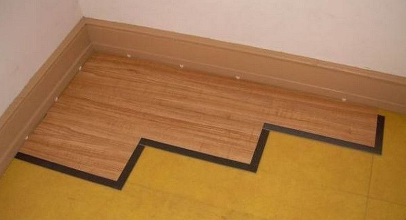 Instalação de piso laminado vinílico.