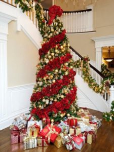 Decorando a árvore de Natal com uma guirlanda de flores