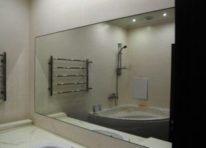 Options d'installation d'un miroir de salle de bain pleine longueur