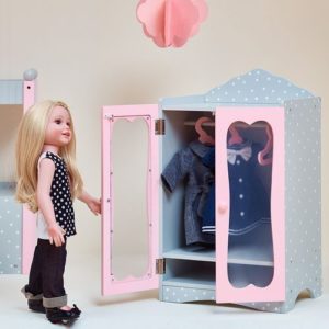 Choosing a hanger design for a doll