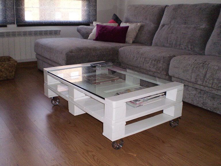 DIY coffee table na gawa sa mga pallet.