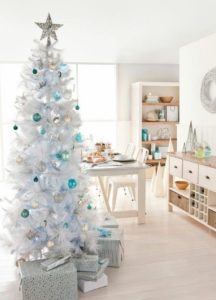 Árbol de Navidad blanco en diferentes interiores.