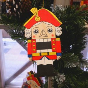 menghias mainan Nutcracker untuk pokok Krismas