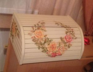 caja de pan con decoupage