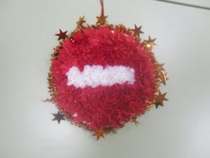 señal de tráfico para un árbol de Navidad hecho con CD