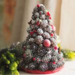 come decorare un albero di Natale con le pigne