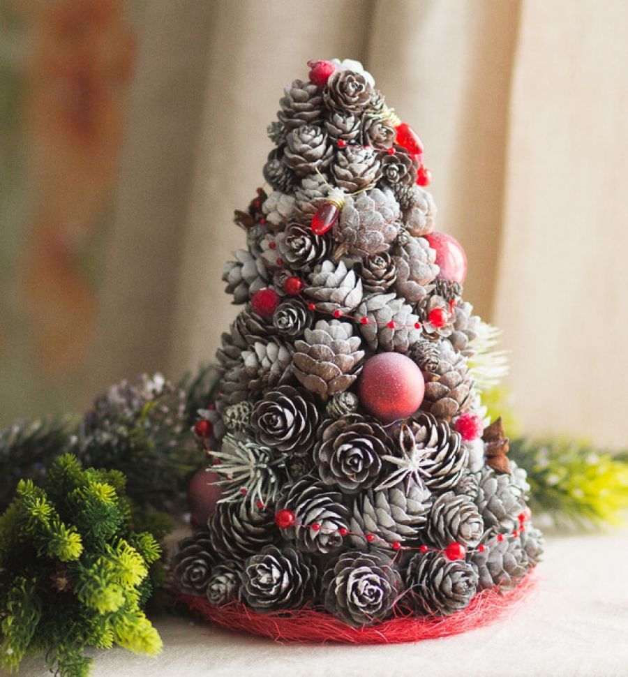 how to decorate a Christmas tree from pine cones