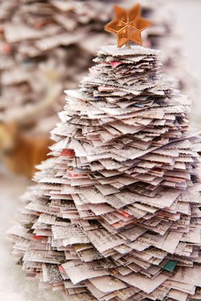 Árbol de Navidad de revistas viejas.