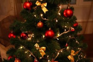 Weihnachtsbaum im Rot- und Goldstil